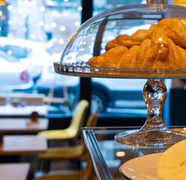 Cafetería de especialidad en Madrid con repostería vegana y opciones sin gluten