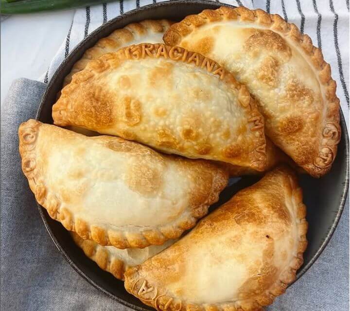 Restaurante de empanadas argentinas en Madrid. Restaurante argentino con empanadillas. Catering de empanadas criollas Madrid. Empanadas argentinas clásicas.