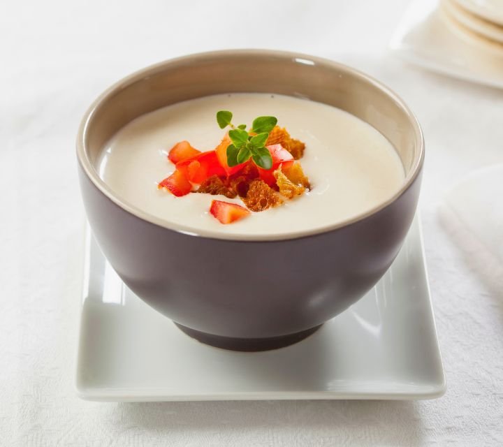 Receta fácil de ajoblanco, una crema de almendras ideal para el verano