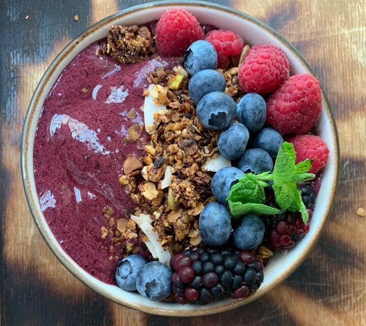 Bol vegano de açai con frutas y muesli