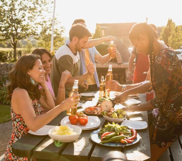 Jóvenes disfrutando de comida vegana al aire libre