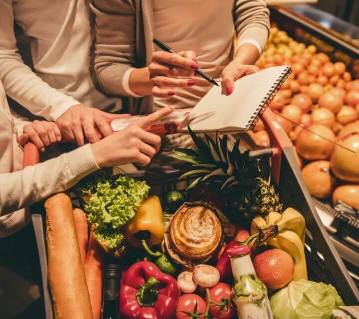 Compra vegana básica con frutas y verduras
