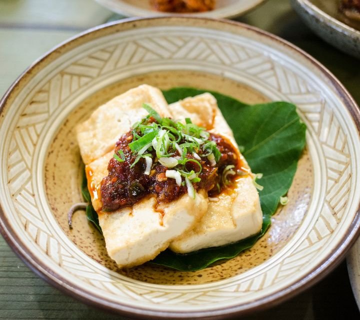 Ideas de recetas veganas fáciles con tofu y cebolla caramelizada