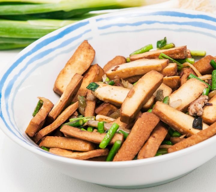 Plato de tofu ahumado salteado con verduras al wok