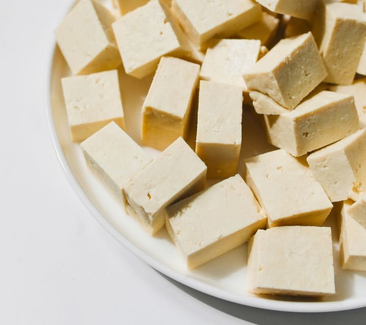 Plato de tofu cortado en cubos
