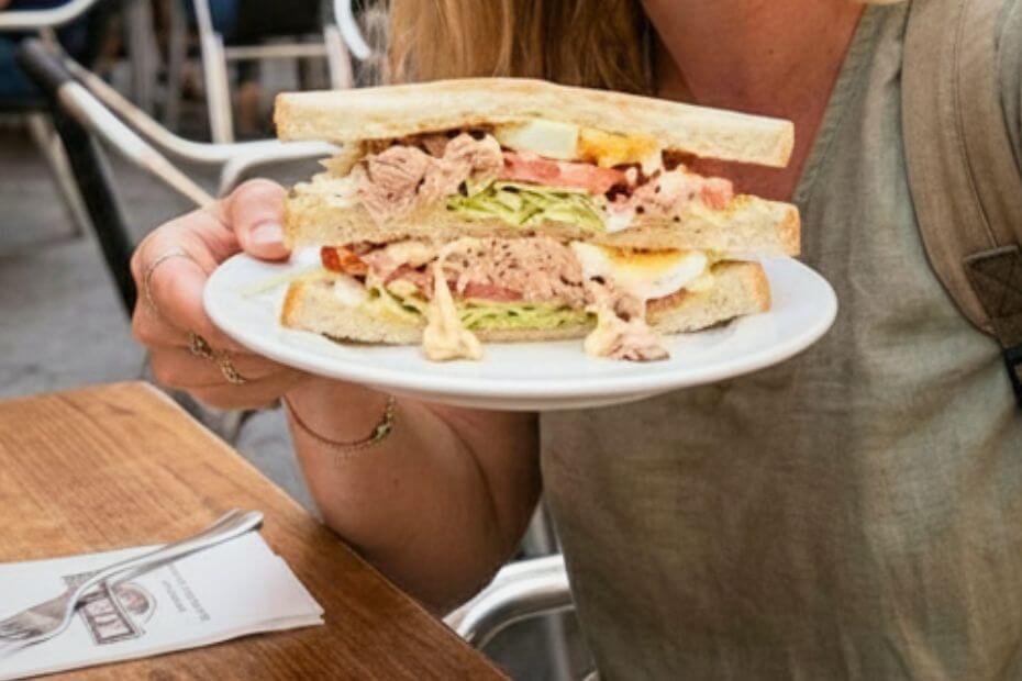 Sándwich vegetal con huevo y atún